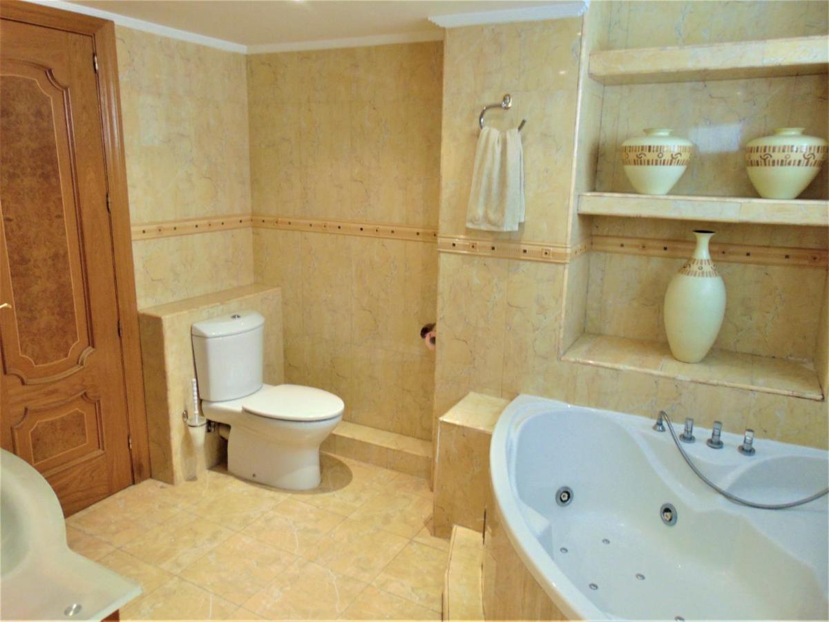 Beachfront, Two Bed- & Bathrooms, Private Parking Fuengirola Bagian luar foto