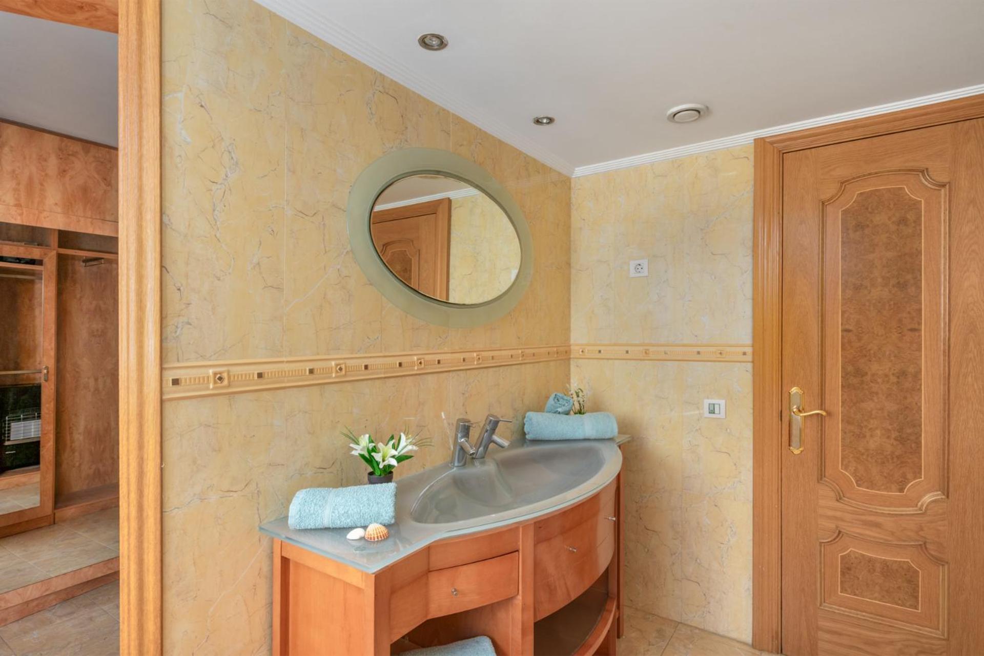 Beachfront, Two Bed- & Bathrooms, Private Parking Fuengirola Bagian luar foto