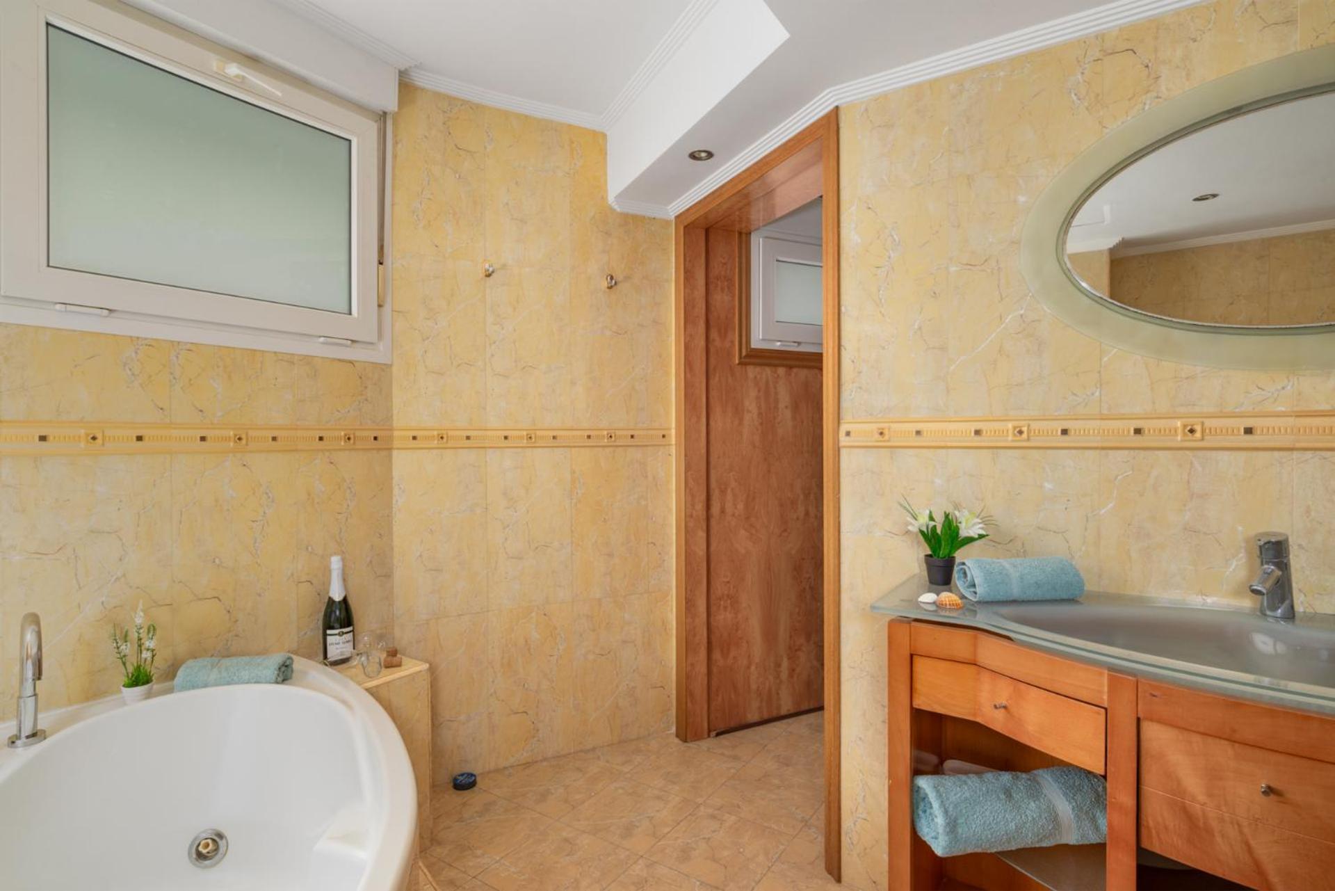 Beachfront, Two Bed- & Bathrooms, Private Parking Fuengirola Bagian luar foto